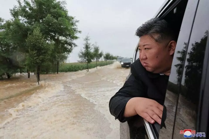 Ông Kim Jong-un có mặt để chỉ đạo công tác cứu hộ, sơ tán dân tới nơi an toàn. Hình ảnh chiếc xe SUV màu đen chở theo nhà lãnh đạo Triều Tiên băng qua dòng nước lũ, đã nhận được nhiều sự quan tâm của truyền thông quốc tế. Đây cũng là lần đầu tiên, chiếc xe này bị bắt gặp đưa đón ông Kim Jong-un.