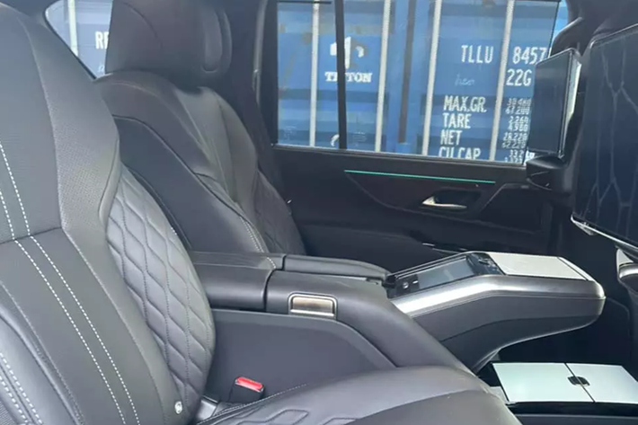 Ở thiết kế, Lexus LX600 thế hệ thứ 4 vẫn sử dụng lưới tản nhiệt hình con suốt cỡ lớn trên đầu xe nhưng các nan tản nhiệt lại có thiết kế mới, đặt ngang khá hầm hố. Dòng xe SUV hạng sang Lexus LX600 VIP còn nhẹ hơn bản trước 200 kg nhờ khung gầm mới và cửa nhôm.