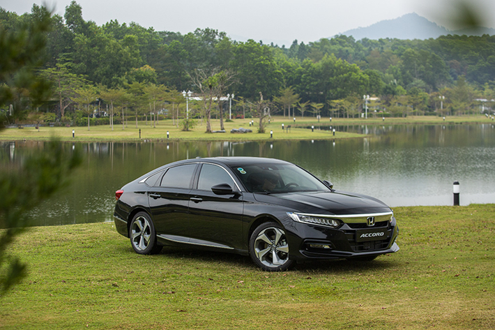 Cuối cùng là những tính năng an toàn chủ động ADAS nằm trong gói Honda Sensing, bao gồm hệ thống phanh giảm thiểu va chạm, hệ thống kiểm soát hành thích ứng bao gồm dải tốc độ thấp, hệ thống đèn pha thích ứng tự động, hệ thống giảm thiểu chệch làn đường và hệ thống hỗ trợ giữ làn đường.