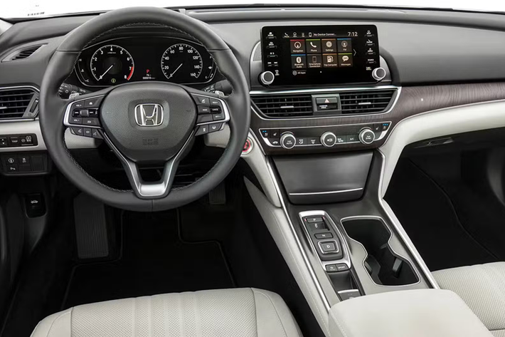 Với kết quả này, Honda Accord không chỉ thua mọi đối thủ cùng phân khúc mà còn lọt top bán kém nhất toàn thị trường. Có một số nguyên nhân dẫn đến doanh số thấp của Honda Accord. Một trong số đó là giá bán cao, lên đến 1,319 tỷ đồng.
