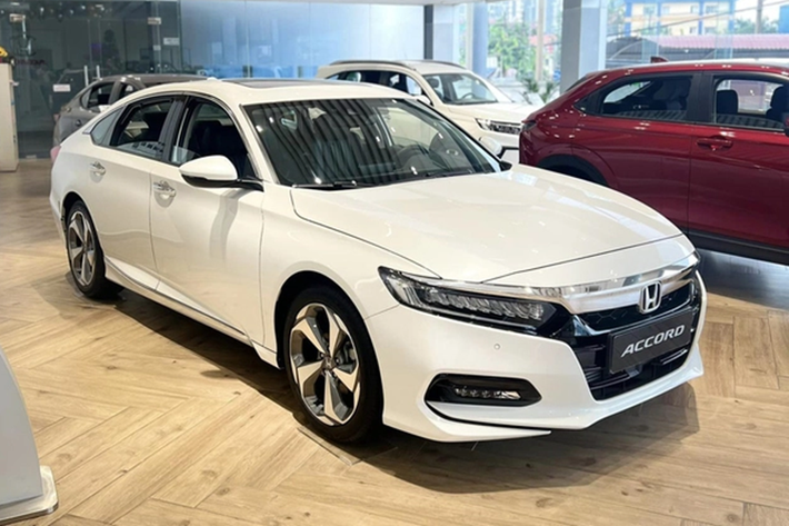 Mẫu xe này dùng động cơ xăng 4 xi-lanh, tăng áp, dung tích 1.5L, tạo ra công suất tối đa 188 mã lực và mô-men xoắn cực đại 260 Nm. Đi kèm với động cơ là hộp số biến thiên vô cấp CVT cùng 2 chế độ lái Eco và Sport. Trang bị của Honda Accord khá đầy đủ với hệ thống đèn LED từ trước ra sau