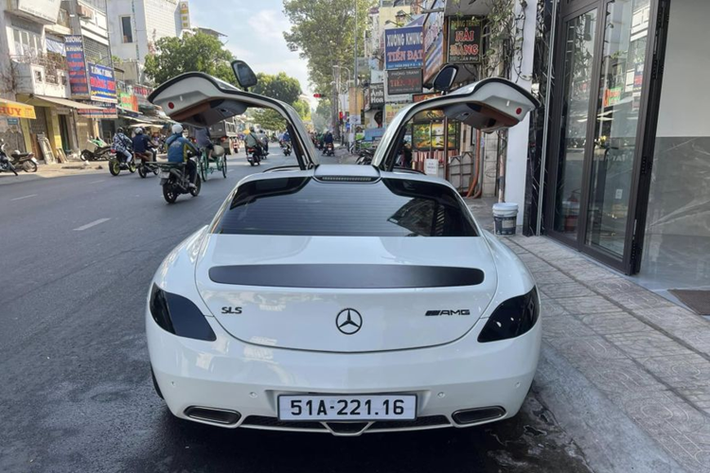 Mercedes-Benz SLS AMG có khả năng tăng tốc từ 0 lên 100 km/h chỉ trong 3,8 giây trước khi đạt tốc độ tối đa 315 km/h.