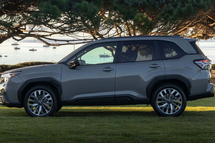 Ngoài động cơ hybrid mới, Subaru Forester 2024 còn được cải tiến thiết kế nội - ngoại thất theo hướng hiện đại hơn. Cụ thể, mẫu SUV cỡ C này được trang bị những chi tiết ngoại thất mới như lưới tản nhiệt, cụm đèn 2 tầng với đèn LED định vị ban ngày nằm trên trong khi đèn pha đặt bên dưới, cản trước/sau, đèn sương mù trước, hốc bánh vuông vức và đèn hậu.