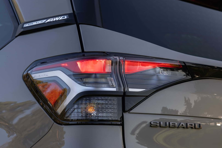 Chưa hết, Subaru Forester 2024 còn được trang bị cấu trúc khung gầm cứng hơn 10% so với trước và thừa hưởng hệ thống lái trợ lực điện mới từ mẫu sedan thể thao WRX. Cuối cùng là gói tính năng trợ lái nâng cao EyeSight nâng cấp với tầm quan sát rộng hơn và có thể phát hiện cả xe đạp lẫn người đi bộ nhanh hơn.