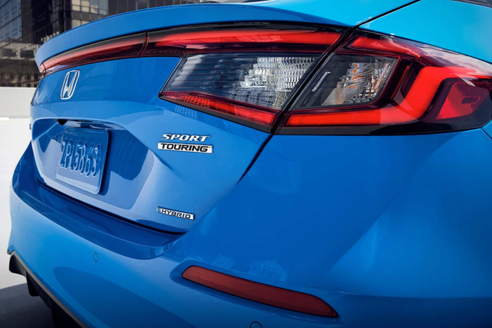 Đối với phiên bản 2025, Honda hiện bán ra tại thị trường Mỹ phiên bản Civic Sport Hybrid và Sport Touring Hybrid, sau này là phiên bản cao cấp nhất cho dòng Civic.
