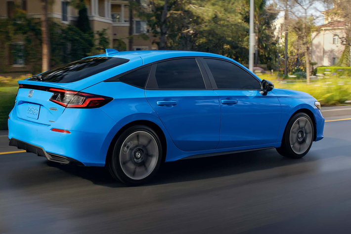 Lance Woelfer, trợ lý phó chủ tịch Honda, cho biết: “Civic Hybrid mới là sự bổ sung hoàn hảo vào thời điểm thích hợp cho dòng sản phẩm Honda khi doanh số bán xe Hybrid tiếp tục tăng, mang lại cho Honda nền tảng quan trọng hướng tới 100% số bán xe là xe điện vào năm 2040.