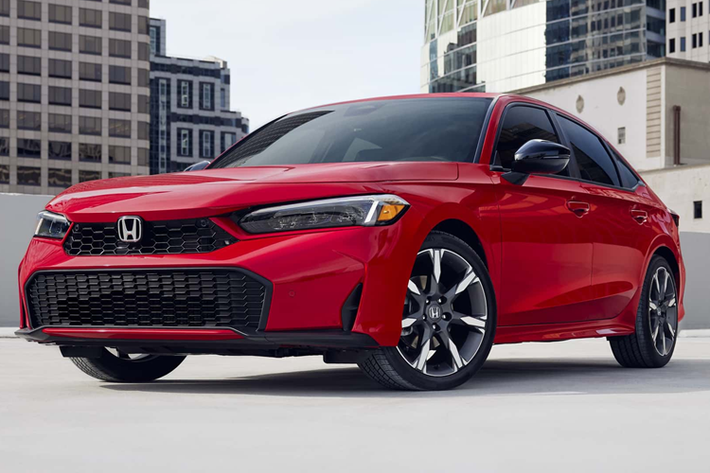 Điểm khác biệt lớn nhất trên Honda Civic 2025 mới này chính là cản trước được thiết kế góc cạnh hơn với lưới tản nhiệt lớn, bỏ đèn sương mù cũng như trang bị thêm cho xe bộ mâm thể thao mới.
