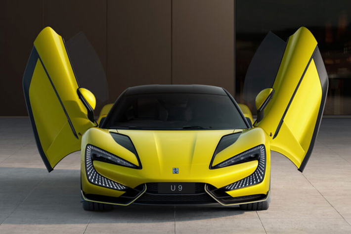 Nếu so với những siêu xe điện khác trên thị trường thế giới như Rimac Nevera có giá hơn 2 triệu USD, siêu xe điện Yangwang U9 vẫn rẻ hơn nhiều. Tuy nhiên, tân binh nhà BYD sở hữu sức mạnh không thể sánh với Rimac Nevera.