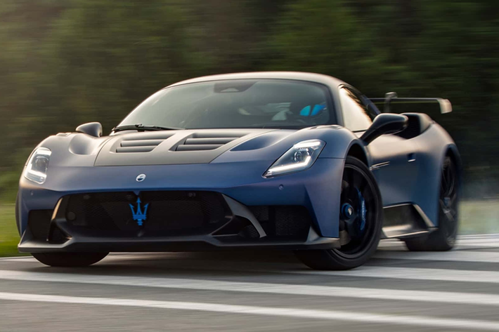 Maserati GT2 Stradale 2024 mới vừa chính thức trình làng , phiên bản đường phố của chiếc xe đua GT2. Về cơ bản, chiếc xe này được phát triển dựa trên chính chiếc Maserati MC20. Nếu MC20 mang trên mình một đường nét mềm mại thì mẫu xe mới này lại kế thừa được sự hung hãng của chiếc xe đua GT2.