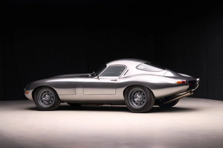 Chiếc xe Eagle Jaguar E-Type đấu giá này mới chỉ chạy được 9.495 km kể từ khi Eagle chế tạo. Hiện tại, giá của chiếc xe đã được trả lên tới 800,000 Đô và cuộc đấu giá sẽ kết thúc vào ngày 5 tháng 6.