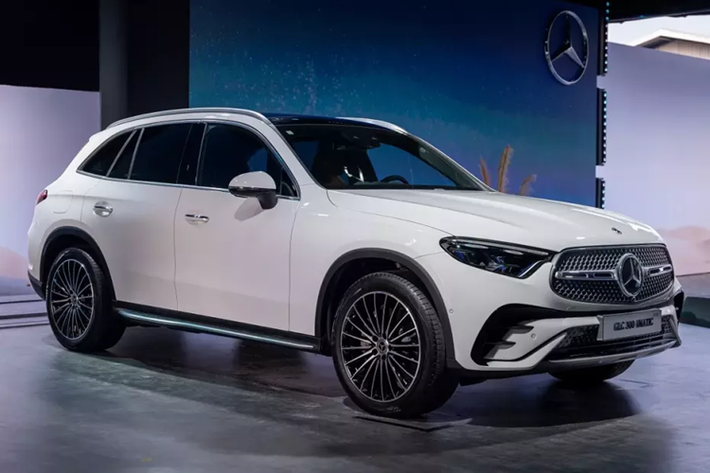 Mercedes-Benz GLC thế hệ mới đã chính thức trình làng ở thị trường Việt Nam vào hồi tháng 5/2023 với 2 phiên bản là GLC 200 4Matic và GLC 300 4Matic. Sau 1 năm, hãng Mercedes-Benz đã bổ sung trang bị mới cho phiên bản GLC 300 4Matic.