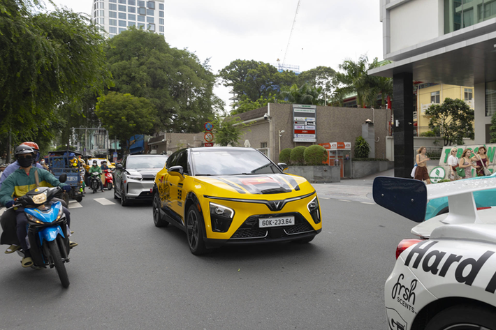 Hình ảnh xe VinFast tham gia Gumball 3000, được các tổ chức lớn ưu tiên lựa chọn không chỉ là cơ hội để VinFast khẳng định vị thế thương hiệu ô tô toàn cầu mà còn là dịp để thương hiệu Việt kết nối với cộng đồng đam mê tốc độ và công nghệ trên khắp thế giới.