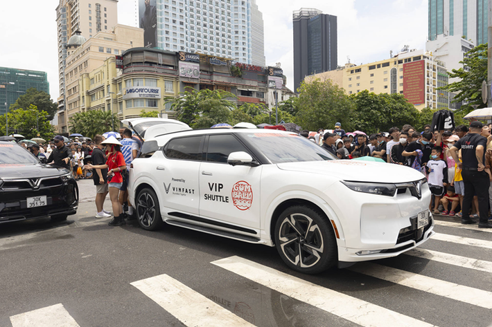 Streamer nổi tiếng iShowSpeed đã có mặt tại Việt Nam để tham dự Gumball 3000 và VinFast VF9 cũng là chiếc xe đồng hành cùng anh. iShowSpeed tên thật là Darren Watkins Jr. (19 tuổi, người Mỹ), được biết đến là một YouTuber, streamer và rapper, sở hữu kênh YouTube với 29,7 triệu người theo dõi.