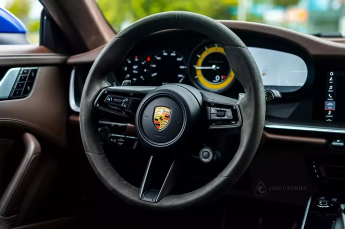 Vì Porsche 911 Turbo S 992 là xe chơi, và khá hiếm, nên thông tin rao bán của mẫu xe này chỉ có đúng 1 chiếc xuất hiện, đó là xe mang màu xanh Nogaro Metallic có giá gần nửa tỷ đồng, và sau vài tháng rao bán, trước độ hiếm có, chiếc xe thể thao hiệu suất cao, tiệm cận siêu xe là mẫu Porsche 911 Turbo S 992 này đã tìm thấy chủ nhân mới.