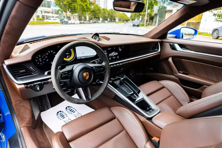 Tại Việt Nam, số lượng dòng xe thể thao hiệu suất cao Porsche 911 Turbo S 992 gần 6 chiếc, chúng đều có màu sơn không đụng hàng, mức giá lăn bánh cũng sẽ khác nhau