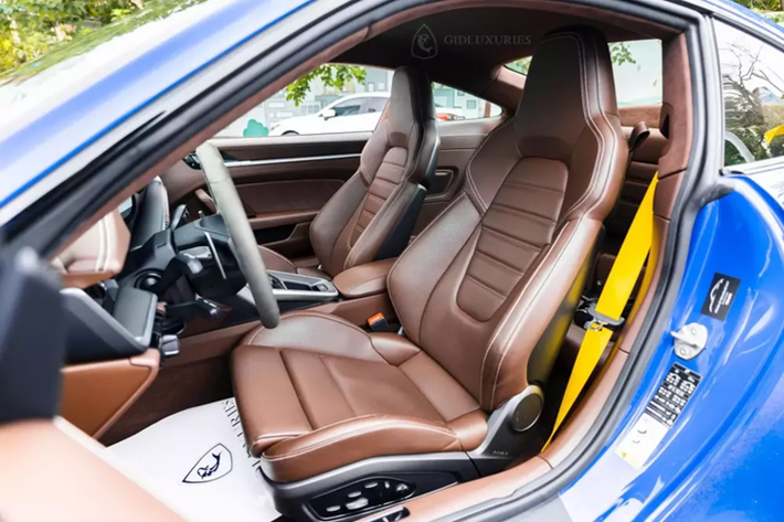 Vì còn phụ thuộc vào tùy chọn, cũng như giá khởi điểm xe khi khách mua, Porsche 911 Turbo S tăng giá 2 lần, và mức tăng cuối cùng, chênh lệch đến 1,17 tỷ đồng, bằng giá bán xe Toyota Camry mới.