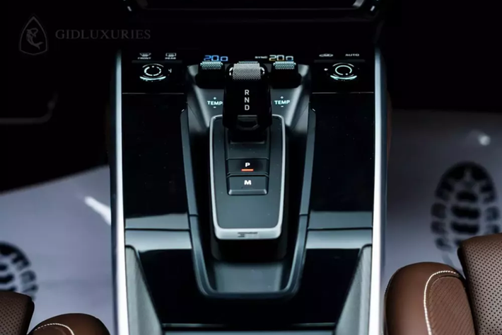 So với thế hệ trước, chiếc xe thể thao tốc độ Porsche 911 Turbo S thế hệ 992 vẫn được trang bị khối động cơ 6 xy-lanh, dung tích 3.8 lít, tăng áp kép, nhưng sản sinh ra công suất tối đa 640 mã lực và mô-men xoắn cực đại 800 Nm.