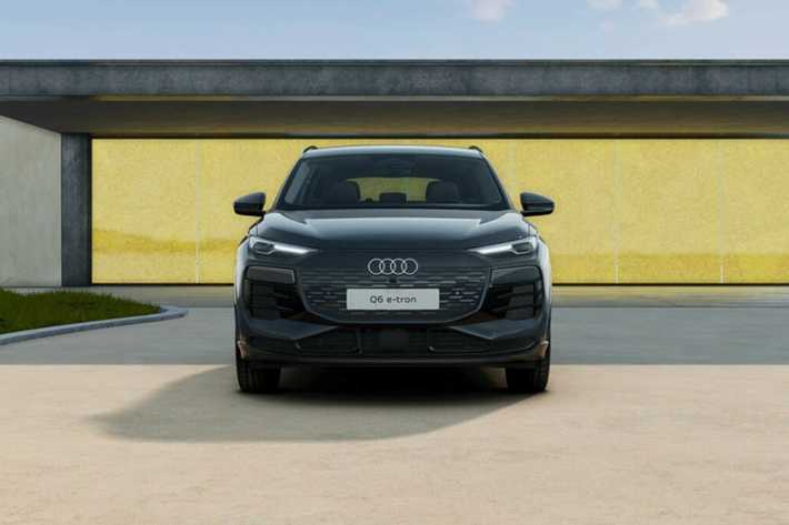 Với khả năng vận hành 641 km mỗi lân sạc, mẫu xe SUV hạng sang Q6 e-tron Performance trở thành mẫu xe có khả năng di chuyển xa nhất so với bất cứ mẫu Q6 e-tron nào cho đến nay và Audi cho biết, mẫu xe được trang bị hệ dẫn động cầu sau cũng như pin lithium-ion mới được phát triển có tổng công suất 100 kWh.