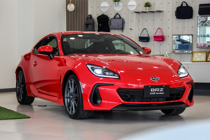 Trong khi đó, Subaru BRZ sở hữu động cơ 4 xi-lanh, dung tích 2.4L, cho công suất tối đa 231 mã lực tại tua máy 7.000 vòng/phút và mô-men xoắn cực đại 250 Nm tại tua máy 3.700 vòng/phút. Trang bị hộp số là loại tự động 6 cấp, đi kèm hệ dẫn động cầu sau.