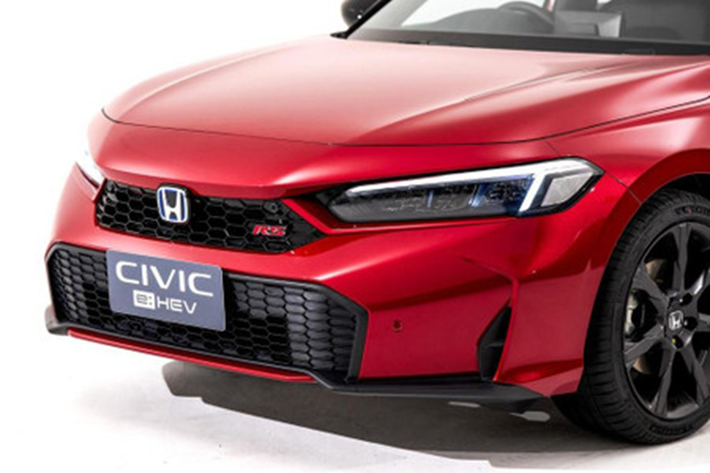 Động cơ kết hợp với hộp số CVT. Thứ hai là bản cao cấp được trang bị hệ truyền động hybrid với sự kết hợp của động cơ điện và động cơ xăng cho công suất lên tới 200 mã lực và mô-men 315 Nm. Xe dùng hệ dẫn động cầu trước và hộp số vô cấp điện tử E-CVT.