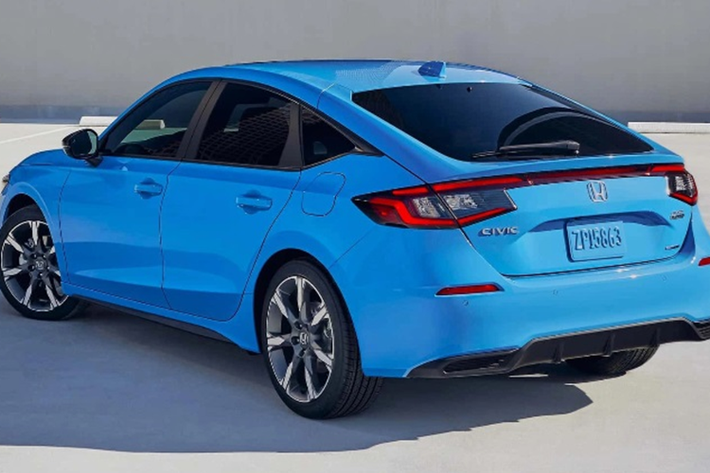Ở phiên bản Honda Civic 2025 bản e:HEV, xe sẽ có thêm màu ngoại thất xanh Canyon River Blue mới. Trong khi đó, phiên bản Civic RS có các màu trắng, đen, đỏ, xám; phiên bản Civic G có các màu đen, trắng, xám. Một số đại lý còn tiết lộ, Honda Civic e:HEV sẽ có lốp dự phòng và dàn âm thanh cao cấp gồm 12 loa đến từ thương hiệu Bose.