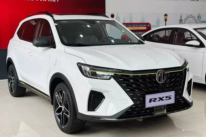 Một đại lý ở khu vực Hà Nội hiện đang giảm giá tiền mặt 100 triệu đồng cho mẫu xe SUV MG RX5 cùng nhiều ưu đãi từ phía chính hãng.
