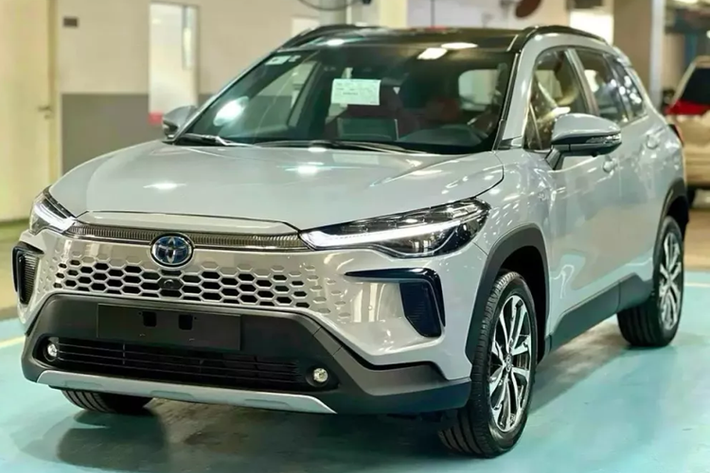 Vào hồi đầu tháng 4/2024, hãng Toyota đã tung ra những hình ảnh và thông tin chính thức đầu tiên của Corolla Cross phiên bản mới dành cho thị trường Việt Nam. Theo kế hoạch, mẫu SUV Toyota Corolla Cross 2024 mới sẽ chính thức ra mắt thị trường Việt Nam vào ngày 06/05/2024.