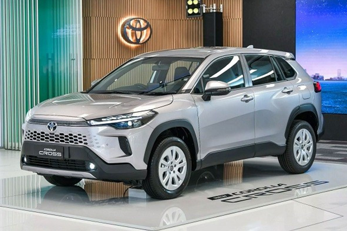 Đi kèm với động cơ này là hộp số e-CVT và mô-tơ điện có công suất tối đa 72 mã lực cùng mô-men xoắn cực đại 163 Nm.