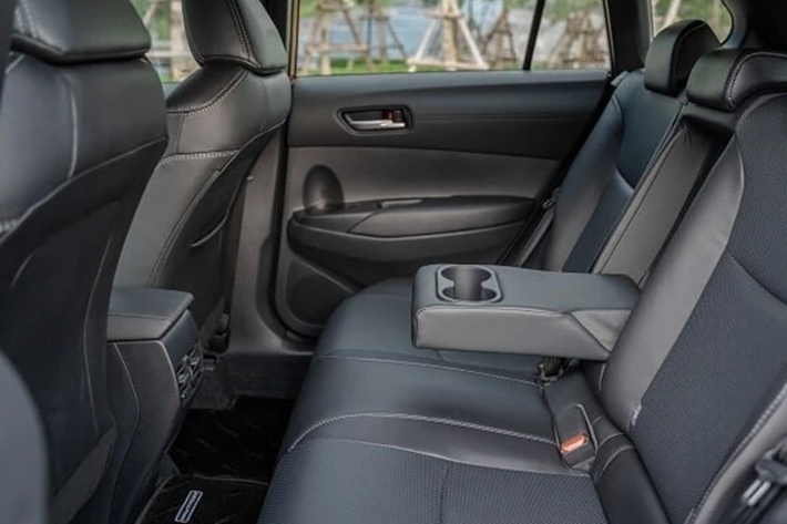 Trong khi đó, động cơ của mẫu SUV cỡ B này không có gì mới. Bản 1.8 Xăng sẽ dùng động cơ 4 xi-lanh, dung tích 1.8L, tạo ra công suất cực đại 140 mã lực và mô-men xoắn cực đại 172 Nm, kết hợp với hộp số biến thiên vô cấp CVT-i.