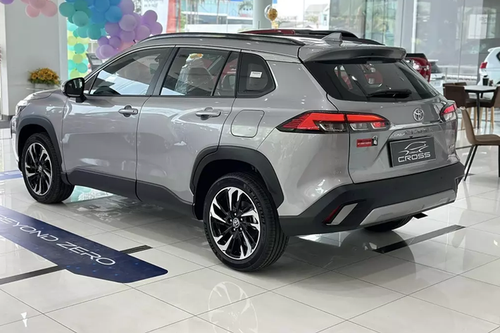 Toyota Corolla Cross mới tiếp tục được nhập khẩu nguyên chiếc từ Thái Lan. Từ nay cho đến hết ngày 31/12/2024, Toyota Việt Nam vẫn sẽ tiếp tục áp dụng chương trình khuyến mại tặng gói gia hạn bảo hành 2 năm dành cho khách hàng mua xe.