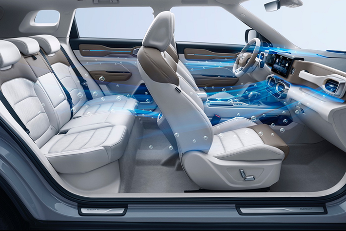 Geely vẫn chưa tiết lộ nội thất và thông số kỹ thuật hệ truyền động chính thức vào thời điểm này. Để tham khảo, buồng lái của mẫu xe hiện tại được trang bị bảng đồng hồ LCD toàn bộ 10,25 inch, màn hình điều khiển trung tâm nổi 12,3 inch và vô lăng ba chấu đa chức năng.