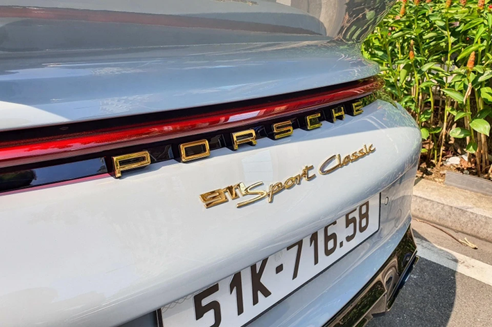 Xe được trang bị tiêu chuẩn mâm thể thao Zoll Sport Classic 5 chấu lấy cảm hứng từ kiểu mâm Fuchs cổ điển, kích thước 20 inch ở cầu trước và 21 inch ở cầu sau. Chủ nhân của những chiếc xe này có thể cá nhân hóa số đeo theo ý thích.