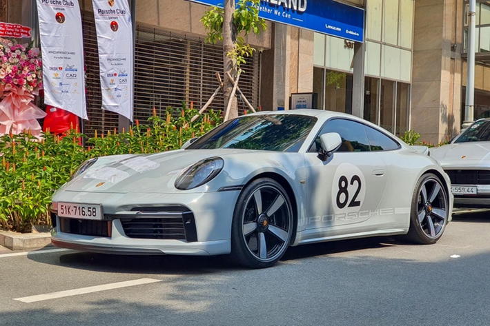 Cảm hứng để Porsche ra mắt biến thể đặc biệt này đến từ chiếc 911 Carrera RS 2.7 biểu tượng của những năm 1970. Đây là một dự án được thiết kế bởi bộ phận đặc biệt Porsche Exclusive Manufaktur. Nhiều logo khác trên xe cũng được mạ vàng tương tự.