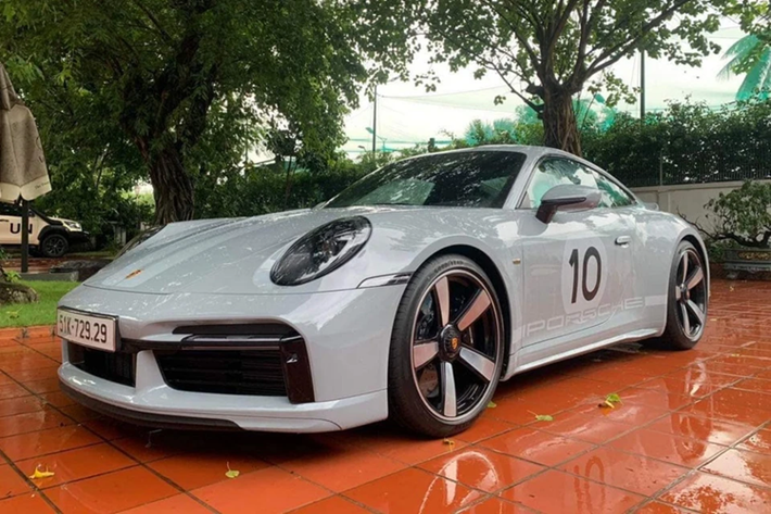 Bên cạnh tay chơi Cường Đô la, ông Đặng Lê Nguyên Vũ cũng sở hữu một chiếc Porsche 911 Sport Classic bản giới hạn với số đeo 10. Tại Việt Nam, mẫu xe này có giá khởi điểm khoảng 19,22 tỷ đồng (chưa tính thuế và phí ra biển số xe).