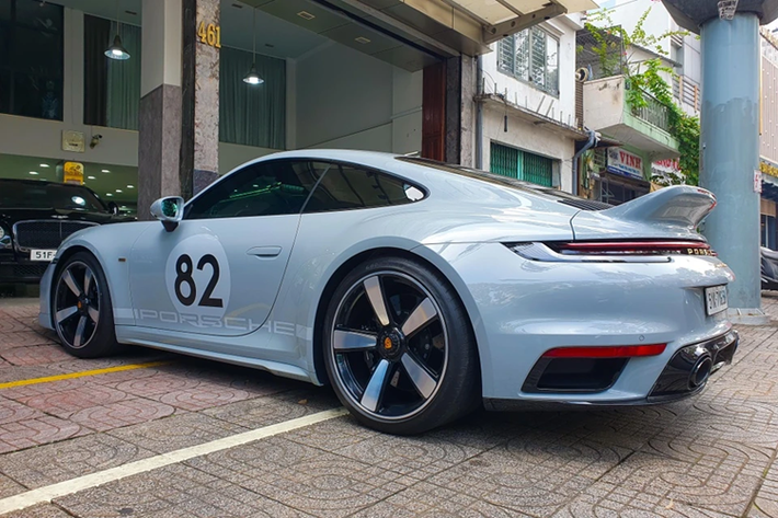 Với trang bị hệ dẫn động cầu sau, mẫu xe thể thao này có khả năng tăng tốc 0-100 km/h trong 4,1 giây, trước khi đạt vận tốc tối đa 315 km/h.