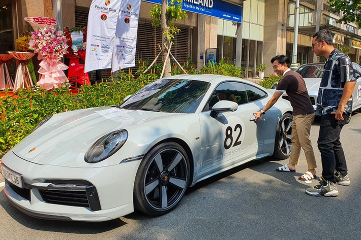 Chiếc xe được bàn giao cho vị doanh nhân này vào tháng 6/2023. Ra mắt vào tháng 4/2022, Porsche 911 Sport Classic tại Việt Nam là mẫu xe thứ 2 thuộc dải sản phẩm Heritage Design, sau chiếc 911 Targa 4S Heritage Design Edition 2020.