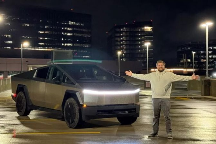 Theo công bố của nhà sản xuất, Tesla Cybertruck chạy điện có phạm vi di chuyển khoảng 511 km với một lần sạc đầy (theo ước tính của EPA). Đây là một con số khá vừa vặn đối với một mẫu xe điện có kích thước quá khổ và khả năng khí động học thấp.