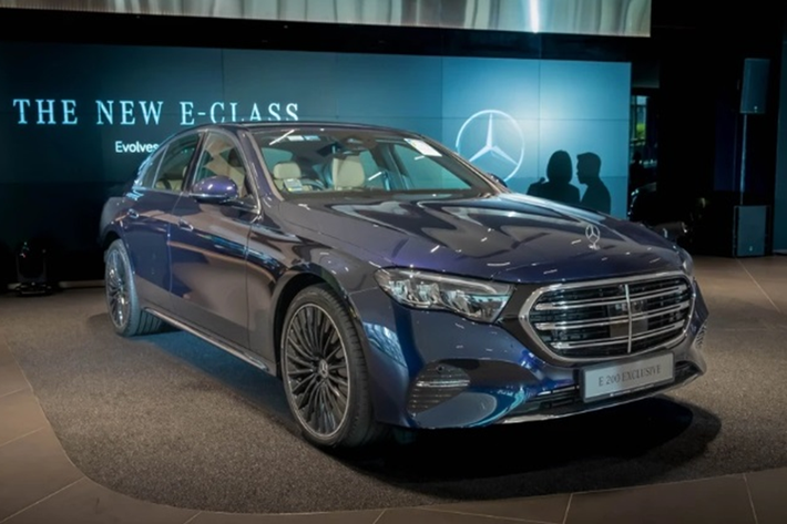 Mercedes-Benz E-Class 2024 mới sở hữu chiều dài x rộng x cao lần lượt là 4.949 x 1.880 x 1.468 mm và trục cơ sở dài 2.961 mm. Thiết kế ngoại thất của E-Class 2024 có rất nhiều điểm chung với đàn anh S-Class, không chỉ ở hình dáng tổng thể mà còn ở các chi tiết nhỏ như tay nắm cửa phẳng và đường viền mạ crôm kéo dài trên nắp cốp giữa các đèn hậu.