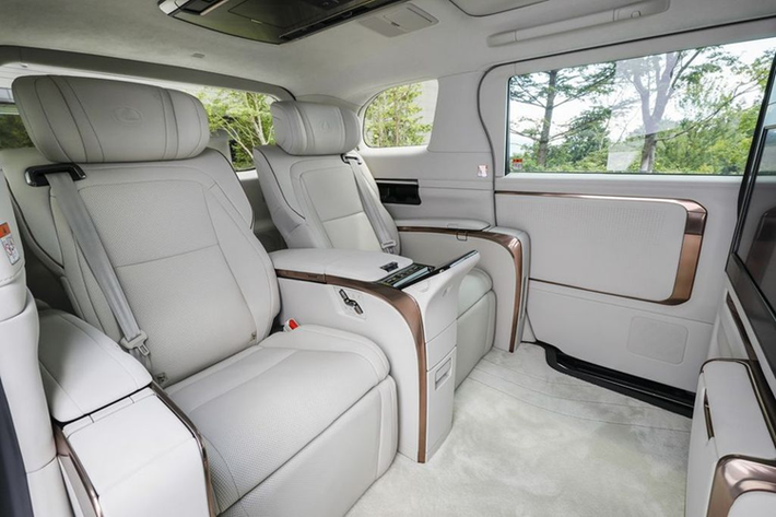 Bên trong cabin, Lexus LM thế hệ mới có dàn ghế mới với hàng ghế trước được thiết kế để ôm sát người dùng, mang lại cảm giác thoải mái và an toàn hơn. Theo thông tin người bán chia sẻ, Lexus LM 2024 có thể sẽ có 2 tuỳ chọn chỗ ngồi là 4 ghế loại thương gia và 6 ghế.