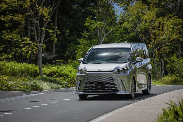 Tuy nhiên vào khoảng cuối tháng 1 vừa qua, một nhân viên tư vấn bán hàng của Lexus ở Hà Nội đã bất ngờ đăng tin nhận cọc cho mẫu Lexus LM 500h thế hệ mới. Trong khi đó mẫu xe Lexus GX 2024 mới đã được các đại lý tại Việt Nam nhận đặt cọc từ hồi tháng 11/2023.