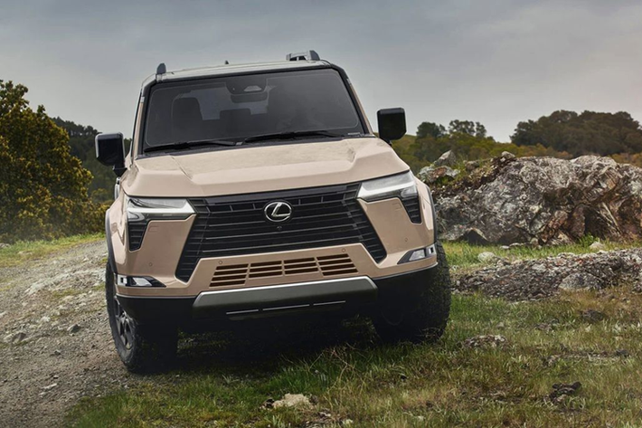 Mẫu xe Lexus thứ hai về Việt Nam trong năm nay là GX 550 2024 với trang bị tương đương bản Luxury+ tại Mỹ. Ở thế hệ mới, Lexus GX được phát triển dựa trên nền tảng khung gầm rời (body-on-frame) TNGA-F tương tự Land Cruiser 300 và Lexus LX600.