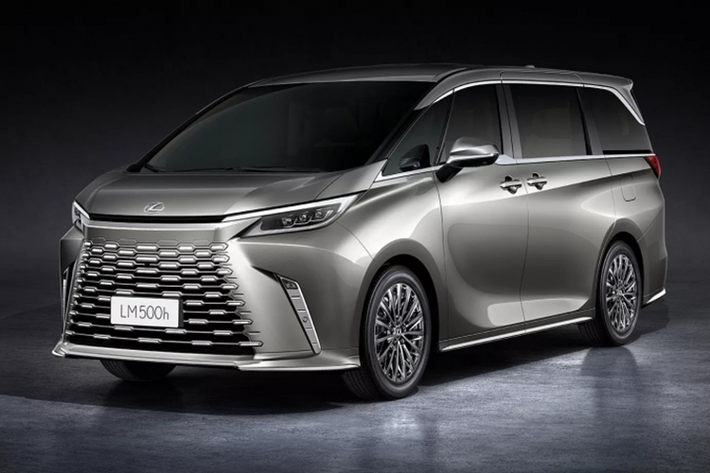 Cung cấp sức mạnh cho Lexus LM 500h 2024 là động cơ hybrid kết hợp máy xăng 2.4L tăng áp với 2 mô-tơ điện cho tổng công suất 349 mã lực. Hộp số của xe là loại 8 cấp.