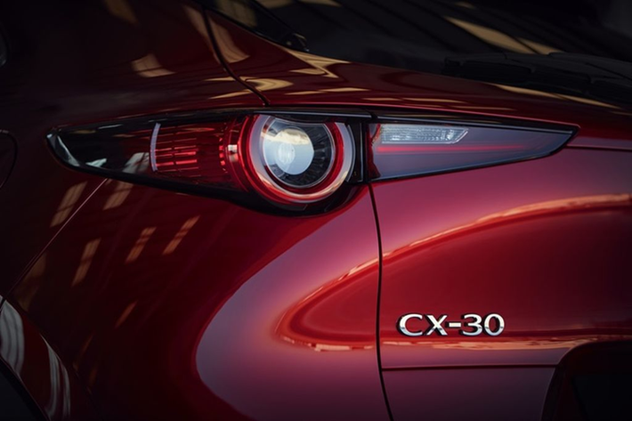 Đổi lại, mẫu xe crossover Mazda CX-30 2024 được nâng cấp một số trang bị tiện ích, cải tiến thiết kế và hệ thống giải trí. Về thiết kế, phần lưới tản nhiệt trên Mazda CX-30 2024 được chuyển sang chrome tối màu, khu vực xung quanh cửa sổ được sơn màu đen bóng Piano, tạo thêm điểm nhấn cho ngoại hình của chiếc SUV.