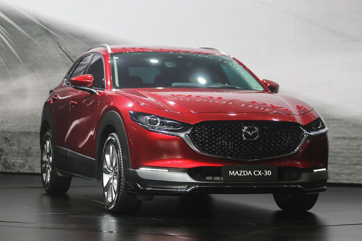 Về truyền động, Mazda CX-30 2024 tại Philippines được trang bị động cơ 2.0L e-Skyactiv-G, kết hợp với hệ thống hybrid điện 24V. Theo nhà sản xuất, năng lượng tái tạo khi phanh sẽ được lưu trữ vào viên pin 0,216 kWh.