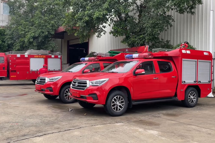 Mới đây, VM MOTORS đã chính thức giới thiệu mẫu ôtô chữa cháy Pickup SANDEUR S100, lần đầu tiên xuất hiện tại Việt Nam. Theo đó, đây là sản phẩm do VM MOTORS sản xuất, lắp ráp trong nước từ linh kiện rời CKD mang thương hiệu Nhật Bản - Isuzu, cùng một số chi tiết đã được nội địa hóa.