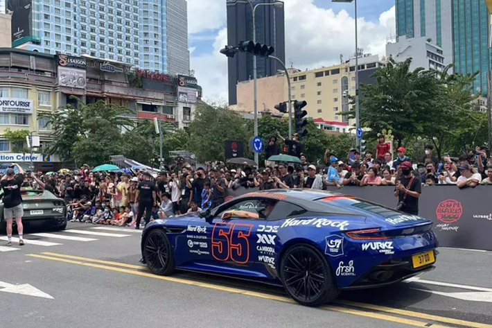 Tiếp tục là hàng chục siêu xe, xe sang, SUV di chuyển theo đoàn, khi Pagani Huayra BC Roadster vừa rời khỏi cổng chào của Gumball 3000 hàng trăm người đã vỗ tay tán thưởng sự góp mặt của 1 trong 40 chiếc siêu xe sản xuất trên toàn cầu xuất hiện ở Việt Nam.