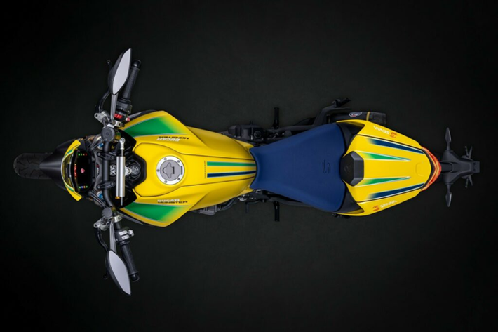 Giá xe Ducati Monster Senna 2024 bản Ayrton Senna khởi điểm là 25.000 USD (tương đương 589 triệu đồng) và người mua sẽ nhận được giấy chứng nhận xác thực về số lượng giới hạn của xe.