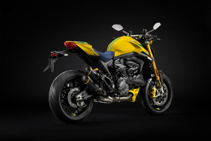 Ayrton cũng là một trong những chủ sở hữu Monster 900 đầu tiên và ông đã sử dụng chiếc Motor này để đến dự buổi dạ tiệc Monaco Grand Prix năm 1993. Ducati và Senna cũng đã từng hợp tác để sản xuất chiếc xe đặc biệt Ducati 916 Senna.