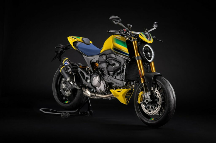 Mới đây, thương hiệu Ducati đã giới thiệu phiên bản Monster đặc biệt nhằm tôn vinh tay đua F1 Ayrton Senna. Ducati Monster Senna bản Ayrton Senna sở hữu ngoại thất được sơn màu sơn vàng cùng các họa tiết sặc sỡ lấy cảm hứng từ mũ bảo hiểm của Senna.