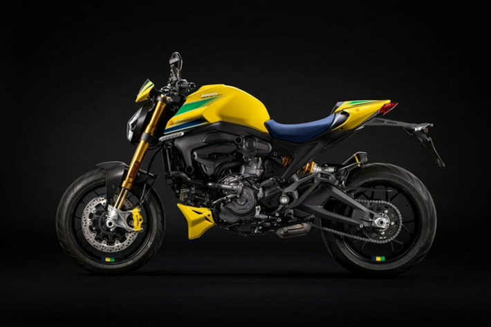 Những màu sơn trên Ducati Monster Senna 2024 mới cũng chính là màu cờ Brazil và có sự kết hợp bắt mắt giữa màu vàng, xanh lá cây và xanh lam. Mẫu Ducati Monster phiên bản giới hạn đã được trang bị bộ giảm thanh bằng sợi carbon, thanh để chân bằng nhôm phôi và bộ mâm xe được làm bằng vật liệu nhôm rèn đặc biệt.